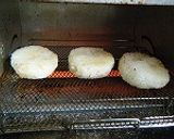 チーズこんがり♪肉そぼろおにぎり作り方4写真
