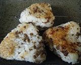 チーズこんがり♪肉そぼろおにぎり作り方5写真