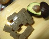 こんにゃくとアボカドのごま味噌炒め作り方1写真