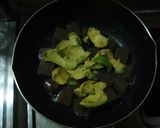 こんにゃくとアボカドのごま味噌炒め作り方3写真