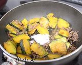 簡単　カボチャと合びき肉の甘辛いため作り方5写真