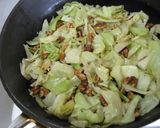キャベツと胡桃のレモンバター炒め作り方5写真