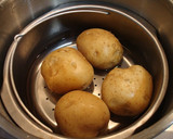 新じゃがいもとそぼろの蒸し煮作り方1写真