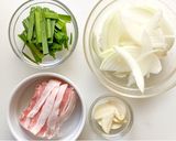 スタミナ満点！豚バラ肉とニラのみそ汁作り方1写真