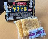 ペヤング “イカスミやきそば・チルド ”作り方1写真