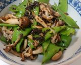 さやえんどうとシメジの塩昆布炒め作り方4写真