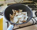 秋の夕飯！エリンギと秋鮭の和風醤油パスタ作り方4写真