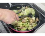 鶏肉ときゃべつのガーリック炒め★動画あり作り方24写真