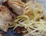 鶏もも肉の炭火焼、ポン酢風味タレに白髪ねぎとみょうが添え作り方6写真