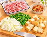 豚肉と厚揚げのキムチピーマン炒め作り方1写真
