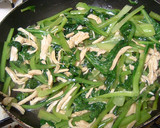 裂くと美味♪鶏胸肉と小松菜の中華炒め作り方4写真