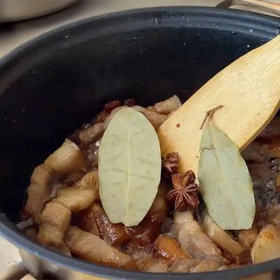 台湾滷肉飯｜氷砂糖と香辛料で作るルーローハン：工程3