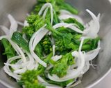 新玉ねぎと菜の花のマスタード和え作り方3写真
