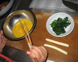 ㋻子供弁当☆ほうれん草とチーズの玉子巻き作り方1写真