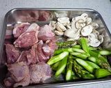 チキンとマッシュルームとアスパラのタジン作り方1写真