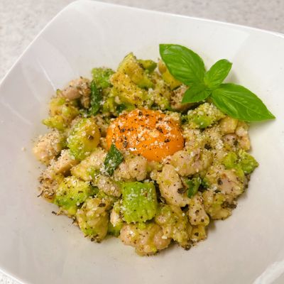 アボカドタルタル 黄身が最高♪鶏肉とアボカドのタルタル風 by yummysunny