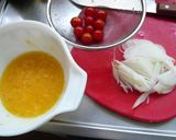 玉ねぎとプチトマトのオムレツ作り方1写真