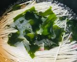 削り節のお吸物●わかめ＆煮麺の吸物作り方1写真