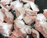 豚トロとニラ.玉ねぎの香ばしポン酢炒め作り方1写真