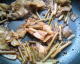 春の味! つわと豚肉の卵とじ作り方4写真