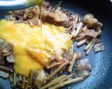 春の味! つわと豚肉の卵とじ作り方5写真
