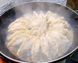 いつもの餃子をアレンジ♪旨辛キムチ餃子作り方5写真
