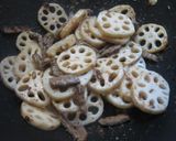 牛肉とレンコン炒め☆オイスターカレー味☆作り方3写真