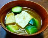 鮮やかな色の青トロ茄子と薄揚げ、豆腐のお味噌汁作り方3写真