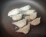 肉汁ジュワっと　外は羽つき焼き餃子♪作り方11写真