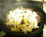 キムチ鍋の素で　筍と挽肉のこってり炒め作り方4写真