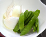 ✿きぬさやと新たまねぎの✿お味噌汁✿作り方1写真