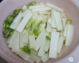 ウドのごまみそマヨネーズ和え。作り方1写真