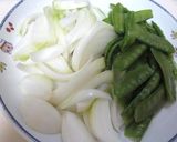 絹さやと新玉ねぎのバター炒め作り方2写真