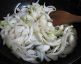 絹さやと新玉ねぎのバター炒め作り方3写真
