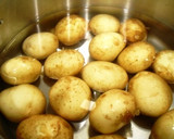 小粒新じゃがいもの煮ころがし作り方1写真