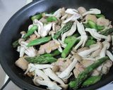 鶏肉とアスパラのオイスタークリーム炒め作り方6写真