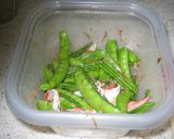 カニカマとひこうき豆のおかか和え作り方2写真