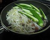 オクラとひき肉のピリ辛炒め作り方3写真