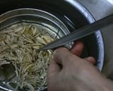 砂糖なしでひじきを煮る。作り方1写真