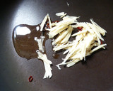 こしあぶらと竹輪とわかめの炒め物作り方4写真