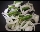 アスパラと新玉ねぎの塩系焼きそば作り方2写真