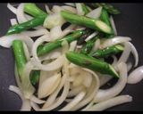 アスパラと新玉ねぎの塩系焼きそば作り方3写真