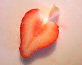 スイーツやお弁当の飾りに♪ハートのいちご作り方2写真