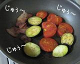 かぶりつく。茄子とトマトのオープンサンド作り方2写真