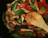 簡単！鶏胸肉とピーマンのオイスター炒め丼作り方6写真