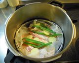 胸肉の蒸し鶏☆サルサ風夏野菜ソース作り方3写真