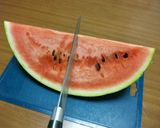 端まで甘～く食べやすい！スイカの切り方☆作り方1写真