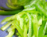 鶏肉と梅で.和風チンジャオロース作り方2写真