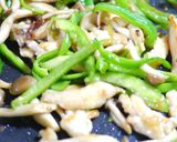 鶏肉と梅で.和風チンジャオロース作り方5写真
