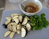茄子とピーマンの甘辛ゴマ味噌炒め作り方1写真
